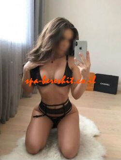אמנותי, בת 25, לומדת באוניברסיטה.