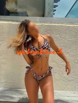 מדהים נראה, עם ירכיים צרות