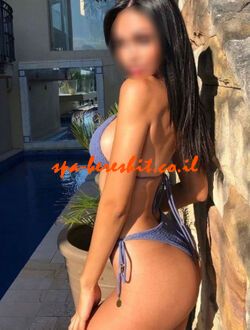 יש לו חיוך יפה וקול שרוצה גבר חרוץ.